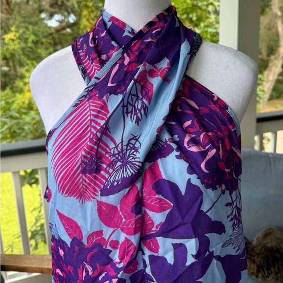 Beautiful top from SHEIN with bow at back of neck - Picture 3 of 6